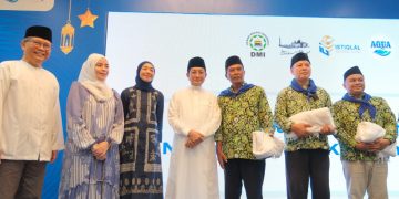 Menteri Agama Lepas Keberangkatan Umrah untuk Khadimatul Masjid Kolaborasi AQUA, DMI, dan Masjid Istiqlal