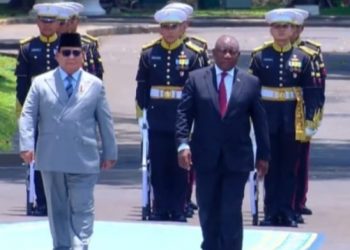 Prabowo Sambut Hangat Presiden Afrika Selatan Ramaphosa di Istana Merdeka