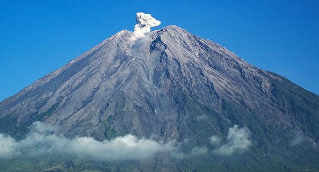 Luncurkan Lava Pijar Gunung Semeru Erupsi Sejauh 2.500 Meter Mengarah Ke Besuk Kobokan
