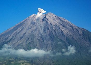 Luncurkan Lava Pijar Gunung Semeru Erupsi Sejauh 2.500 Meter Mengarah Ke Besuk Kobokan