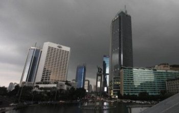 Angin Kencang Hujan Lebat dan Di Sertai Petir Melanda Jakarta Sore Ini