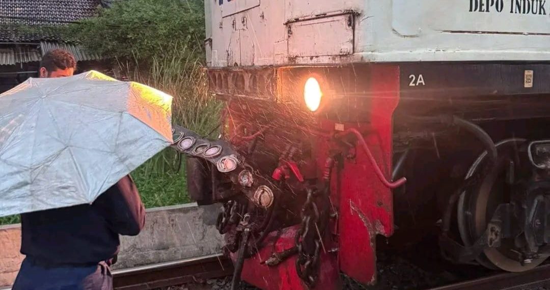 Kereta Api Harina Tabrak Truk Trailer di Kaligawe Semarang, Perjalanan Sempat Terganggu