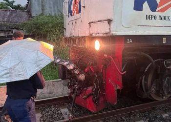 Kereta Api Harina Tabrak Truk Trailer di Kaligawe Semarang, Perjalanan Sempat Terganggu