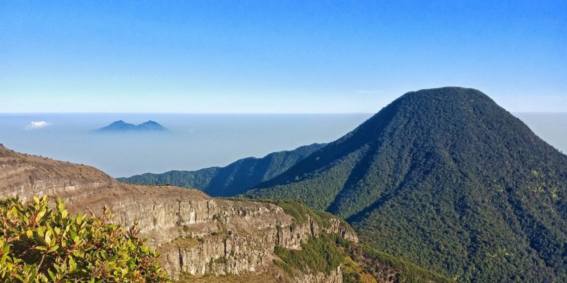 Pendakian Gunung Gede Pangrango Ditutup Sementara untuk Pemulihan Ekosistem dan Penerapan Program Zero Waste