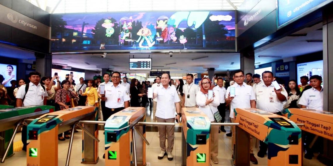 Bank Mandiri dan KAI Group Resmi Terapkan QRIS Tap untuk Transportasi Publik