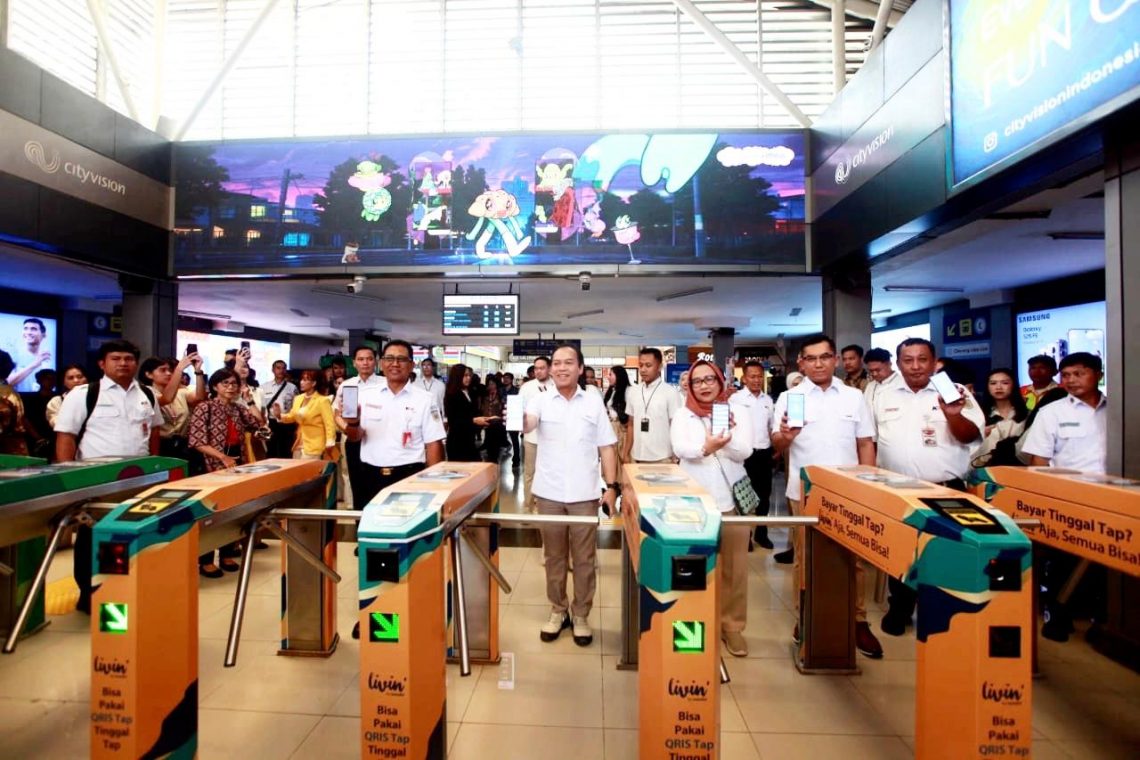 Bank Mandiri dan KAI Group Resmi Terapkan QRIS Tap untuk Transportasi Publik