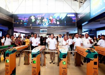 Bank Mandiri dan KAI Group Resmi Terapkan QRIS Tap untuk Transportasi Publik