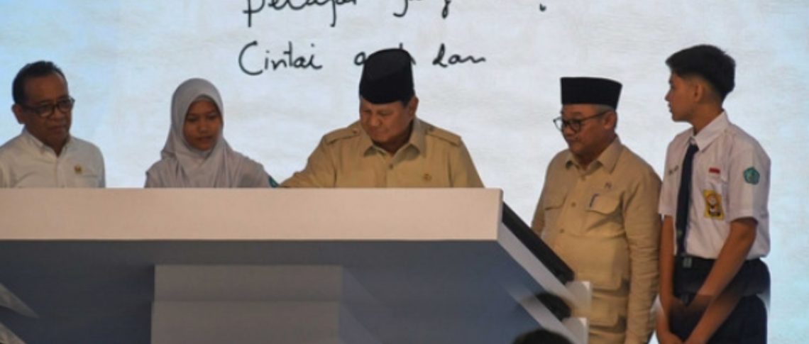 Prabowo Targetkan Pemasangan 1 Juta Papan Interaktif Digital di Seluruh Sekolah pada 2026
