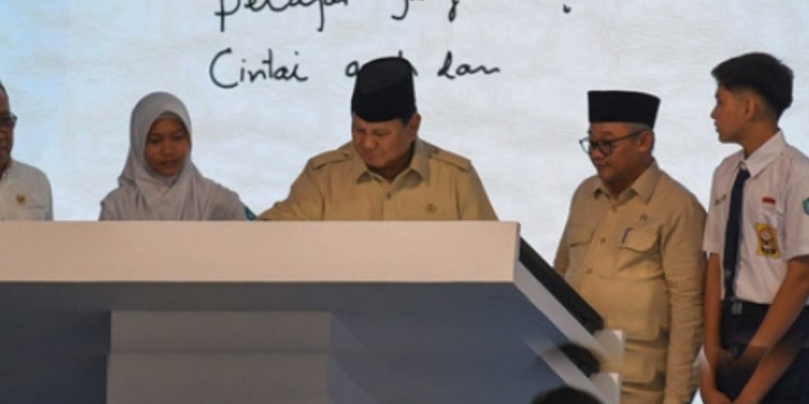 Prabowo Targetkan Pemasangan 1 Juta Papan Interaktif Digital di Seluruh Sekolah pada 2026