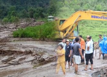 Jaringan lumpuh dan pengungsian terputus, warga empat wilayah di Sumut terisolasi akibat banjir dan longsor