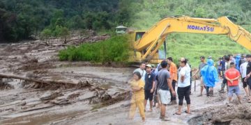 Jaringan lumpuh dan pengungsian terputus, warga empat wilayah di Sumut terisolasi akibat banjir dan longsor