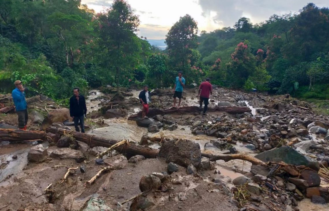 Korban Banjir di Bener Meriah Tempuh Jalur Longsor untuk Mendapatkan Sembako di Aceh Utara