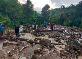 Korban Banjir di Bener Meriah Tempuh Jalur Longsor untuk Mendapatkan Sembako di Aceh Utara