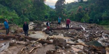 Korban Banjir di Bener Meriah Tempuh Jalur Longsor untuk Mendapatkan Sembako di Aceh Utara