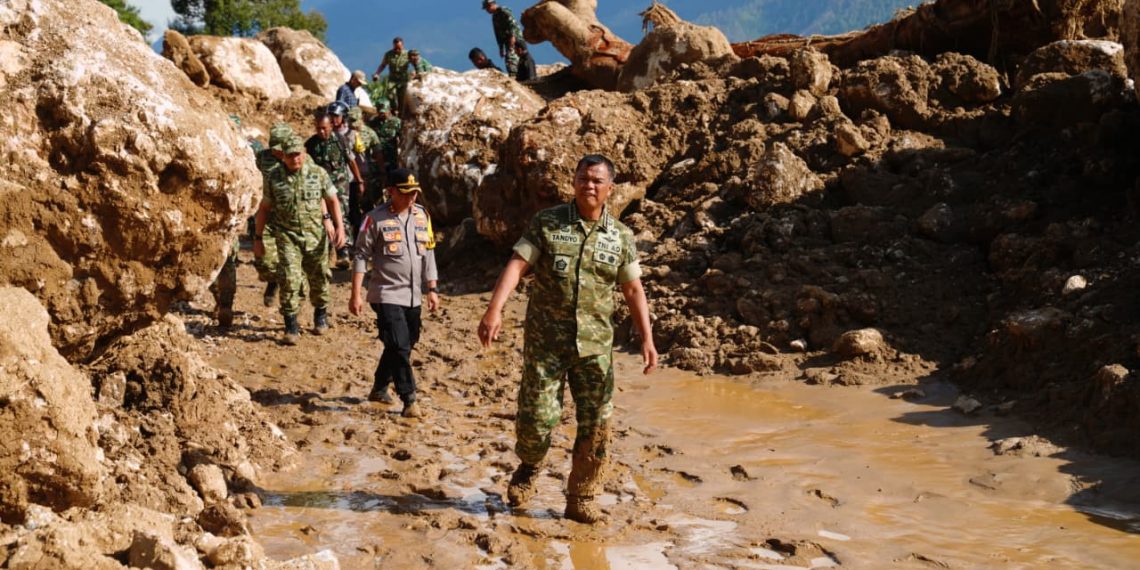 Wakil Panglima TNI Tinjau Pengungsi Banjir di Takengon dan Pidie Jaya