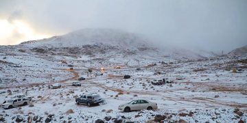 Fenomena Langka: Salju Selimuti Pegunungan Arab Saudi Akibat Udara Dingin Ekstrem