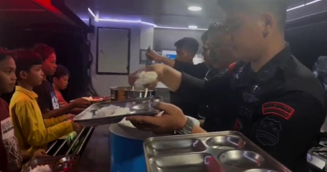 Brimob Dirikan Dapur Lapangan untuk Bantu Korban Banjir di Aceh Tamiang