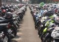 Petugas Sisir Parkiran Stasiun untuk Cari Kendaraan yang Menunggak Pajak