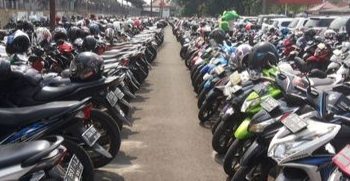 Petugas Sisir Parkiran Stasiun untuk Cari Kendaraan yang Menunggak Pajak