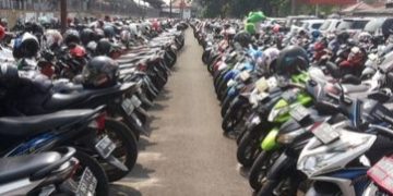 Petugas Sisir Parkiran Stasiun untuk Cari Kendaraan yang Menunggak Pajak