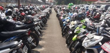 Petugas Sisir Parkiran Stasiun untuk Cari Kendaraan yang Menunggak Pajak