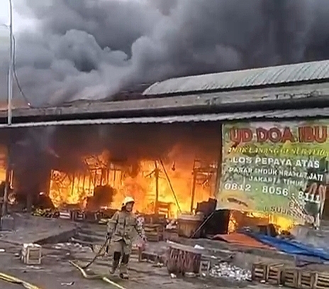 Kebakaran Terjadi di Pasar Induk Kramat Jati, 16 Unit Damkar Dikerahkan