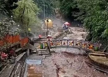 Hujan Deras Picu Banjir Bandang di Guci Tegal, Jembatan Putus dan Wisata Air Panas Ditutup