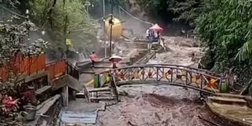 Hujan Deras Picu Banjir Bandang di Guci Tegal, Jembatan Putus dan Wisata Air Panas Ditutup
