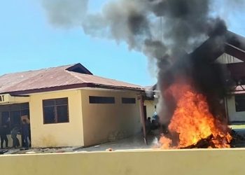 Diduga Bandar Narkoba Dilepas, Massa Mengamuk dan Bakar Polsek Batang Gadis Madina