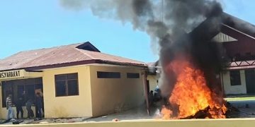 Diduga Bandar Narkoba Dilepas, Massa Mengamuk dan Bakar Polsek Batang Gadis Madina