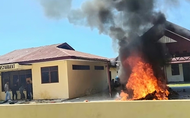 Diduga Bandar Narkoba Dilepas, Massa Mengamuk dan Bakar Polsek Batang Gadis Madina