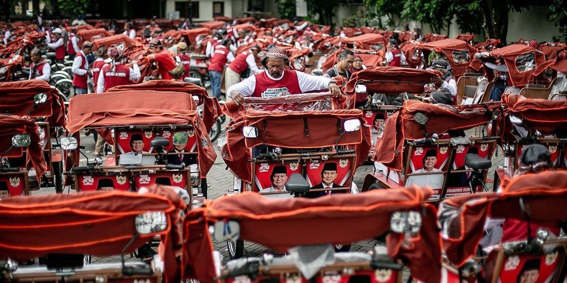 Ratusan Penarik Becak Lansia di Solo Terima Bantuan Becak Listrik dari Presiden Prabowo