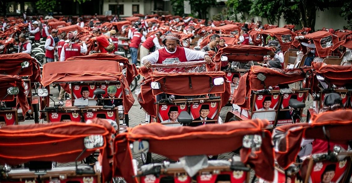 Ratusan Penarik Becak Lansia di Solo Terima Bantuan Becak Listrik dari Presiden Prabowo