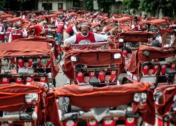Ratusan Penarik Becak Lansia di Solo Terima Bantuan Becak Listrik dari Presiden Prabowo