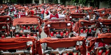 Ratusan Penarik Becak Lansia di Solo Terima Bantuan Becak Listrik dari Presiden Prabowo