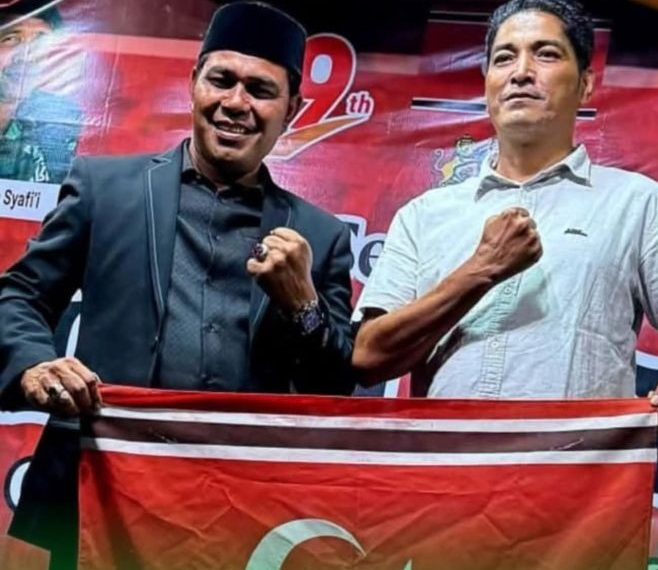 Foto Bupati Aceh Besar Membentangkan Bendera Bulan Bintang Beredar, Pemkab Belum Beri Klarifikasi