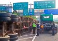 Patah Sambungan Kontainer, Truk Terguling di Tol JORR KM 32 Jakarta Timur