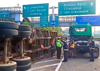 Patah Sambungan Kontainer, Truk Terguling di Tol JORR KM 32 Jakarta Timur