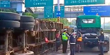 Patah Sambungan Kontainer, Truk Terguling di Tol JORR KM 32 Jakarta Timur