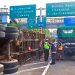 Patah Sambungan Kontainer, Truk Terguling di Tol JORR KM 32 Jakarta Timur