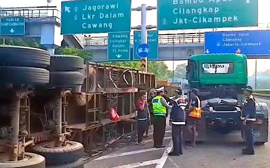 Patah Sambungan Kontainer, Truk Terguling di Tol JORR KM 32 Jakarta Timur