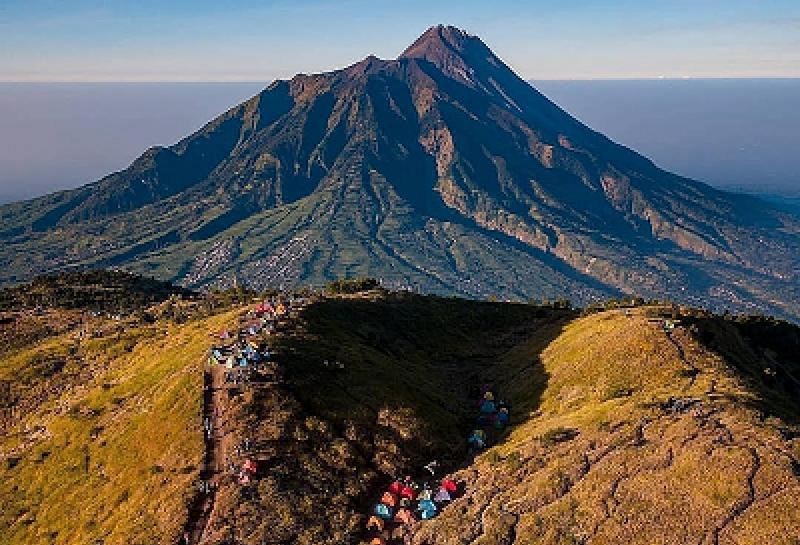 Pendaki Perempuan Meninggal Dunia Diduga Tersambar Petir di Gunung Merbabu