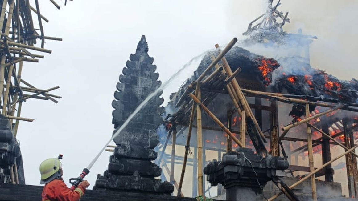 Petir Picu Kebakaran Dua Pura di Karangasem, Kerugian Ditaksir Rp3,6 Miliar