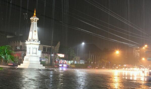 Cuaca Ekstrem Terjang DIY, Puluhan Pohon Tumbang dan Longsor Hancurkan Permukiman