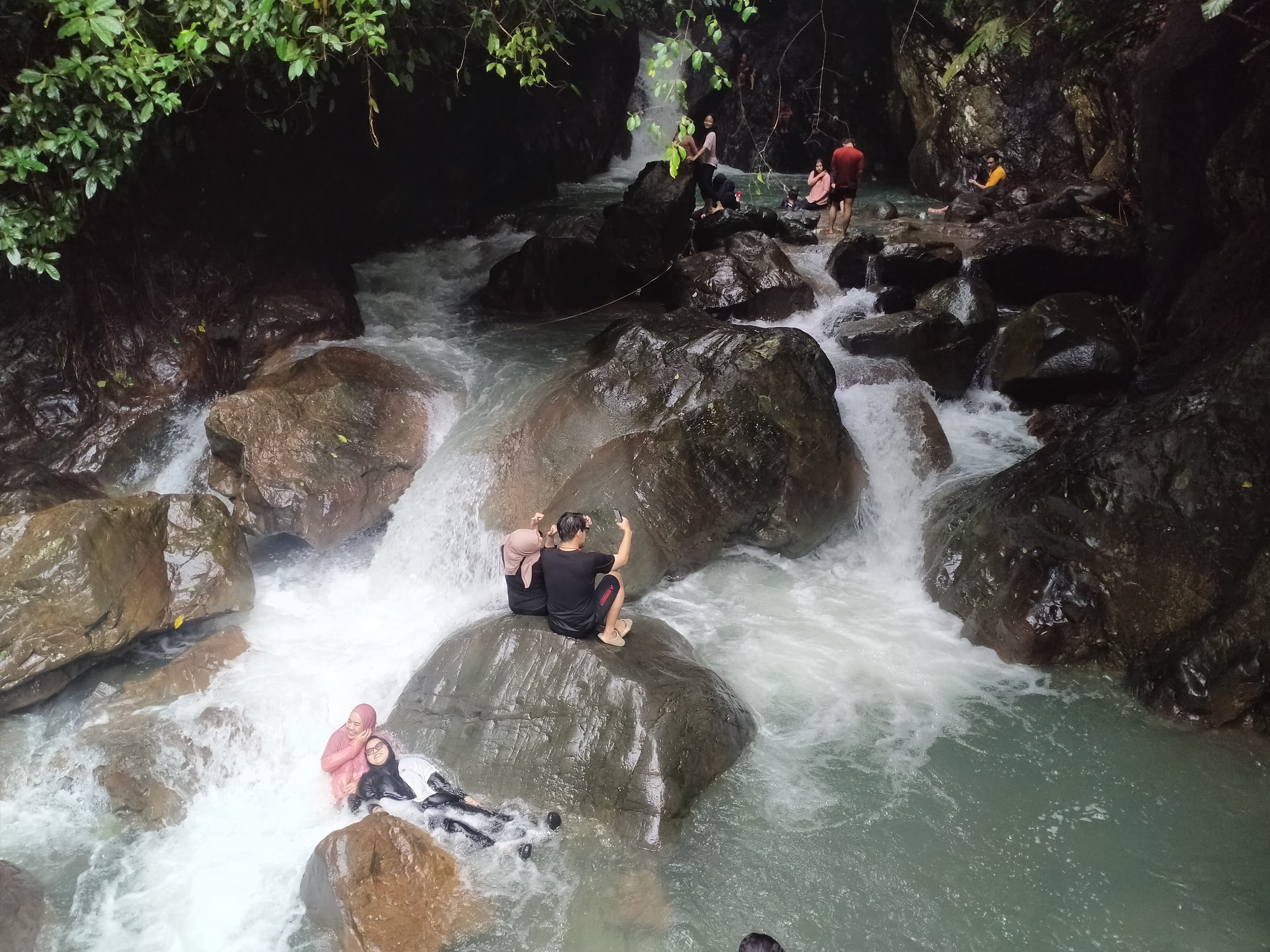 Pesona Wisata Air Terjun Murah Meriah Curug Leuwihejo di Sentul Bogor