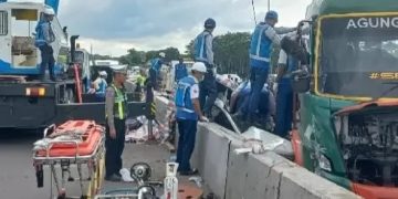Truk Bermuatan Besi Tabrak Dua Mobil di Tol Batang, Satu Orang Tewas