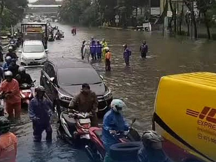Hujan Deras Ganggu Lalu Lintas di Cawang, Genangan Berangsur Surut